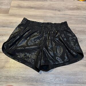 Athleta Racer Run Black Palm leaf embossed lined running shorts size M